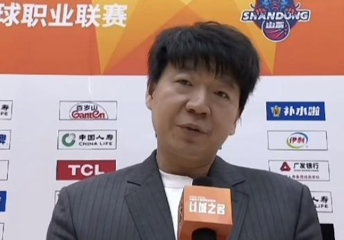 邱彪:今晚的三分出手太少我不太满意,大家还是要敢于投篮